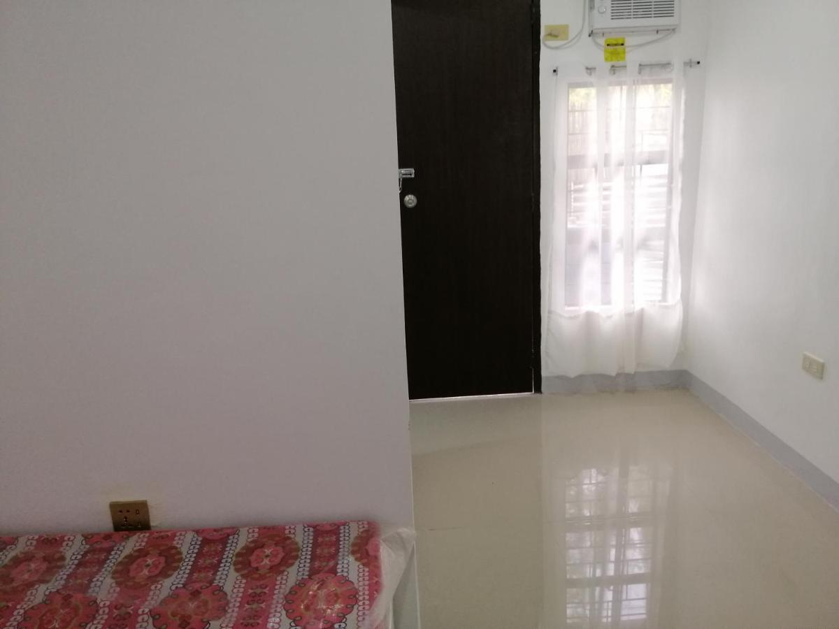 Katrina'S Dorm Hostel Tarlac Kültér fotó